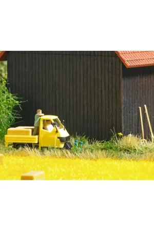 Agriculteurs et les moissonneurs transportent 2 balles de foin avec le Piaggio Ape 50 - BUSCH 7934 - HO 1/87 Bon Marché