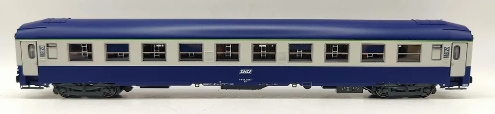 Nouveauté VOITURE COUCHETTES UIC BLEUE B9C9X SIGLE SNCF BLANC ALLONGÉ (VILLENEUVE-PRAIRIE)