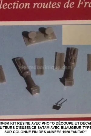 *SOLDES* - KIT RÉSINE AVEC PHOTO DÉCOUPE ET DÉCALCOMANIE 2 DISTRIBUTEURS D‘ESSENCE SATAM AVEC BIJAUGEUR TYPE CARBOX SUR COLONNE FIN DES ANNÉES 1920 ‘‘ANTAR‘‘ Commander Vite